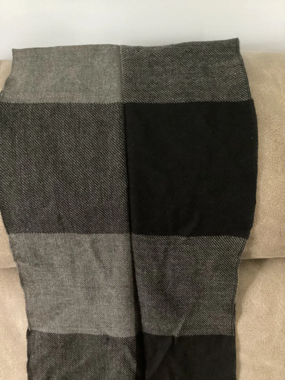 Unisex  Virgin wool black & grey plaid scarf new condition no tag